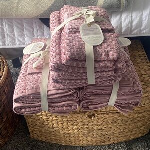 set of 3 NEW Threshold NWT 6pc Pink Towel Set no offers